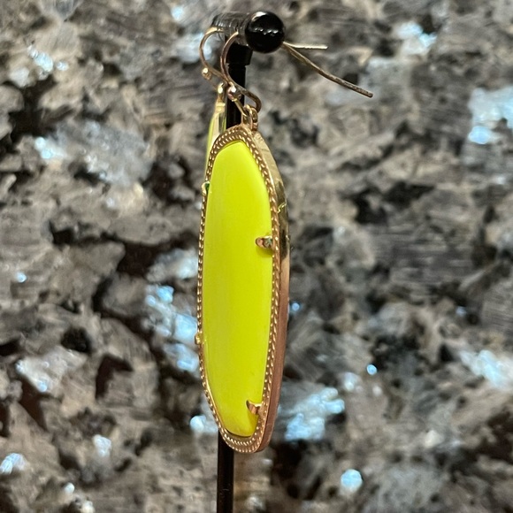 Kendra Scott Vintage Neon Yellow Danielle Statement Earrings In Gold - Picture 8 of 8